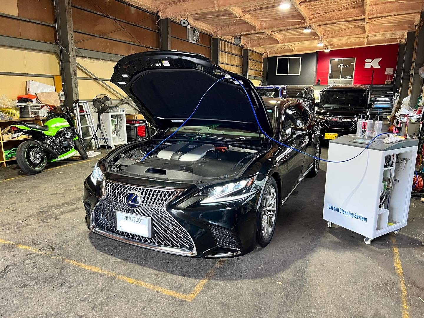 レクサス LS500h 水素ガスエンジンカーボンクリーニング 施工中(旭川市の当店で施工)|有限会社ケースタイル 旭川