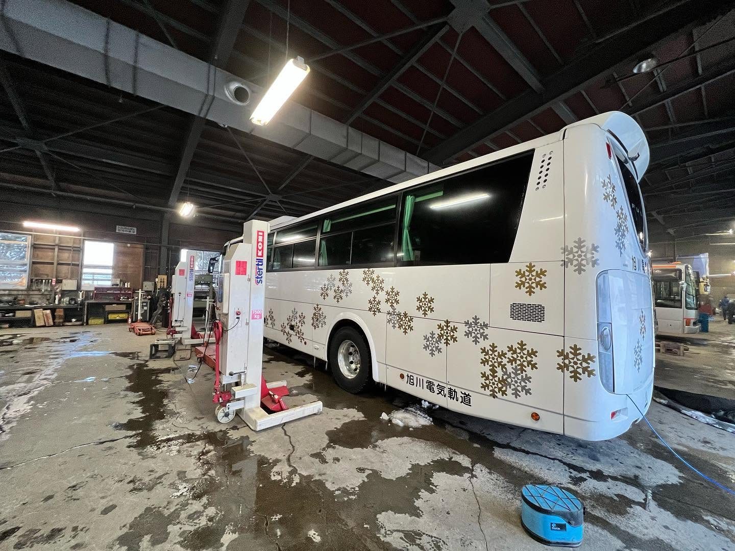 バス(リアエンジン・出張施工) 水素ガスエンジンカーボンクリーニング 施工中(出張施工)|有限会社ケースタイル 旭川