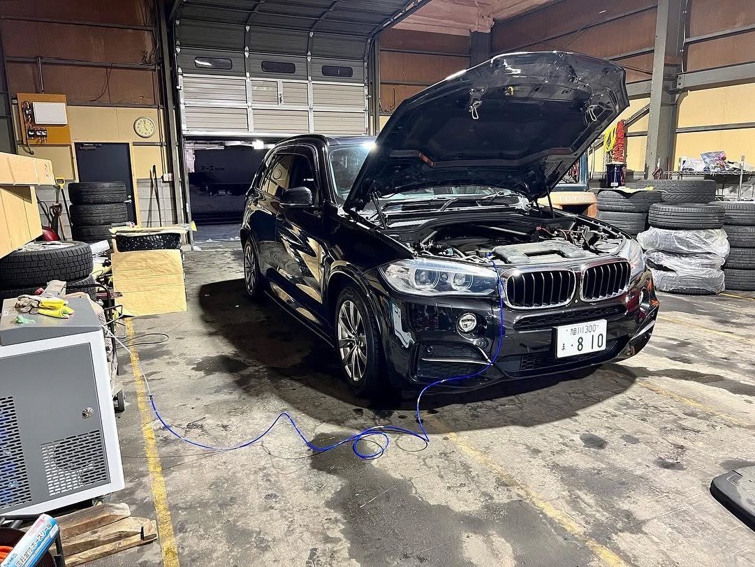 BMW X6 水素ガスエンジンカーボンクリーニング 施工中(工場内で施工)|有限会社ケースタイル 旭川
