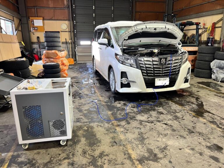 トヨタ アルファード（30系） 水素ガスエンジンカーボンクリーニング 施工中（旭川市の当店で施工）｜有限会社ケースタイル 旭川