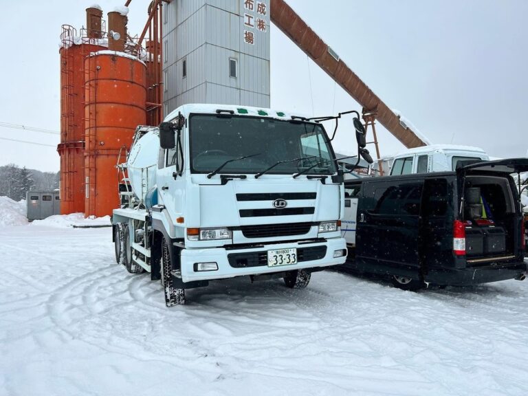 コンクリートミキサー車（複数台） 水素ガスエンジンカーボンクリーニング 施工中（出張施工）｜有限会社ケースタイル 旭川