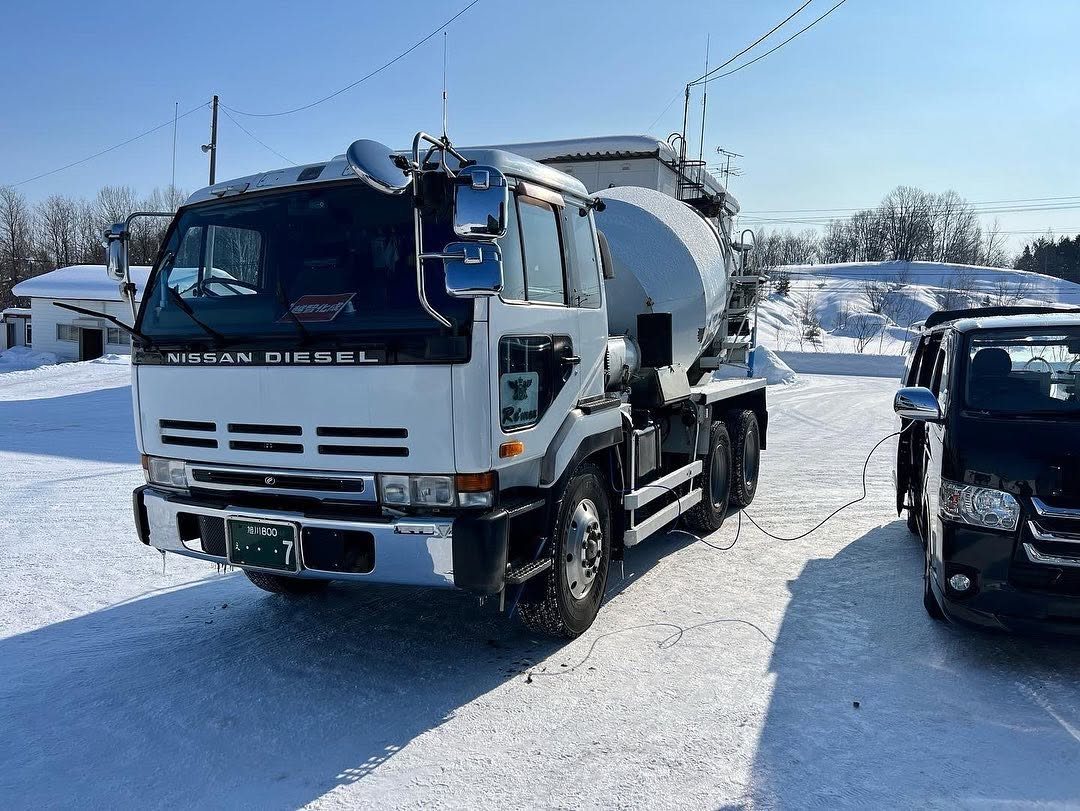 コンクリートミキサー車(複数台) 水素ガスエンジンカーボンクリーニング 施工中(出張施工)|有限会社ケースタイル 旭川