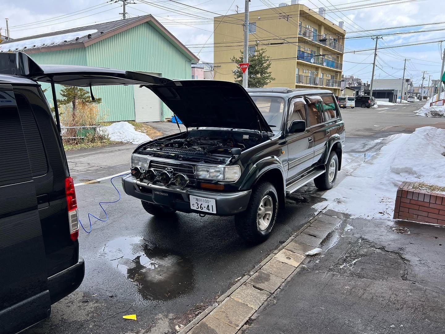 トヨタ ランドクルーザー80(黒) 水素ガスエンジンカーボンクリーニング 施工中(出張施工)|有限会社ケースタイル 旭川