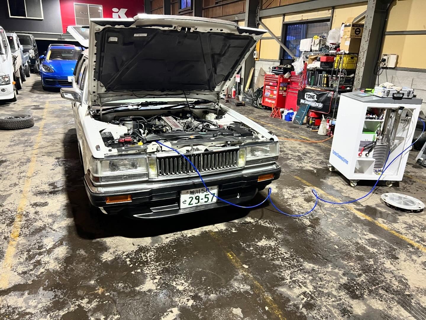 日産 セドリックワゴン(Y30) 水素ガスエンジンカーボンクリーニング 施工中(旭川市の当店で施工)|有限会社ケースタイル 旭川