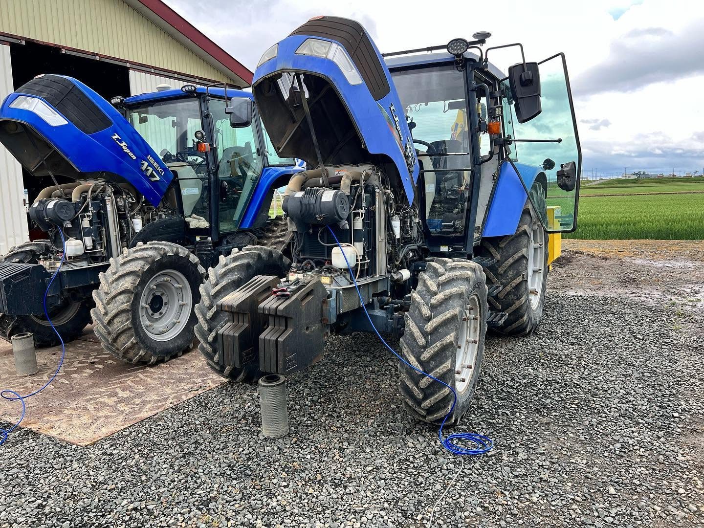 ニューホランド トラクター 2台 水素ガスエンジンカーボンクリーニング 施工中(出張施工)|有限会社ケースタイル 旭川