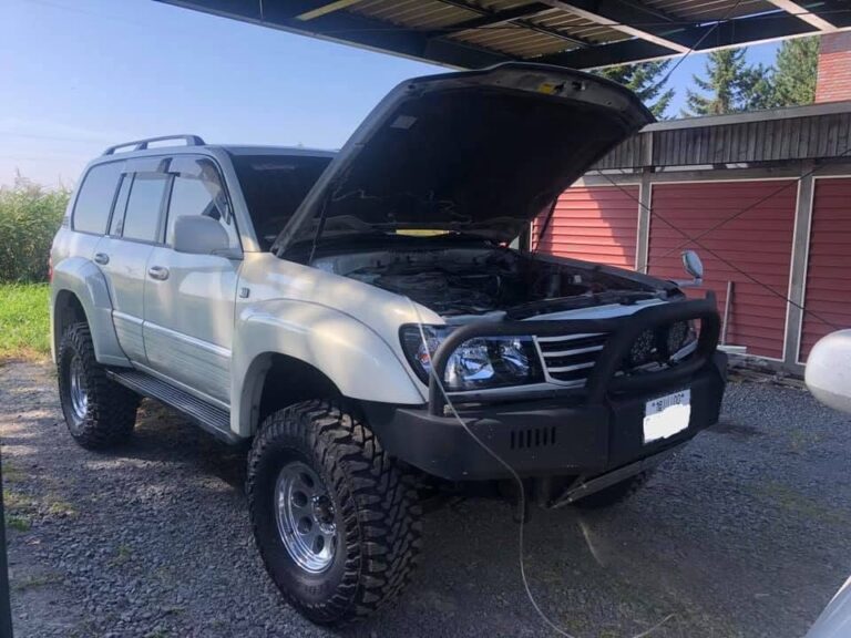 トヨタ ランドクルーザー100（リフトアップ） 水素ガスエンジンカーボンクリーニング 施工中（出張施工）｜有限会社ケースタイル 旭川