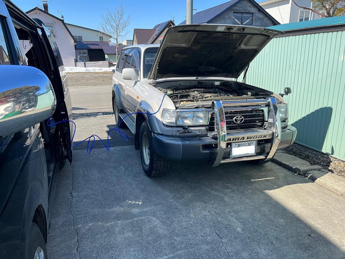 トヨタ ランドクルーザー100（リフトアップ） 水素ガスエンジンカーボンクリーニング 施工中（出張施工）｜有限会社ケースタイル 旭川