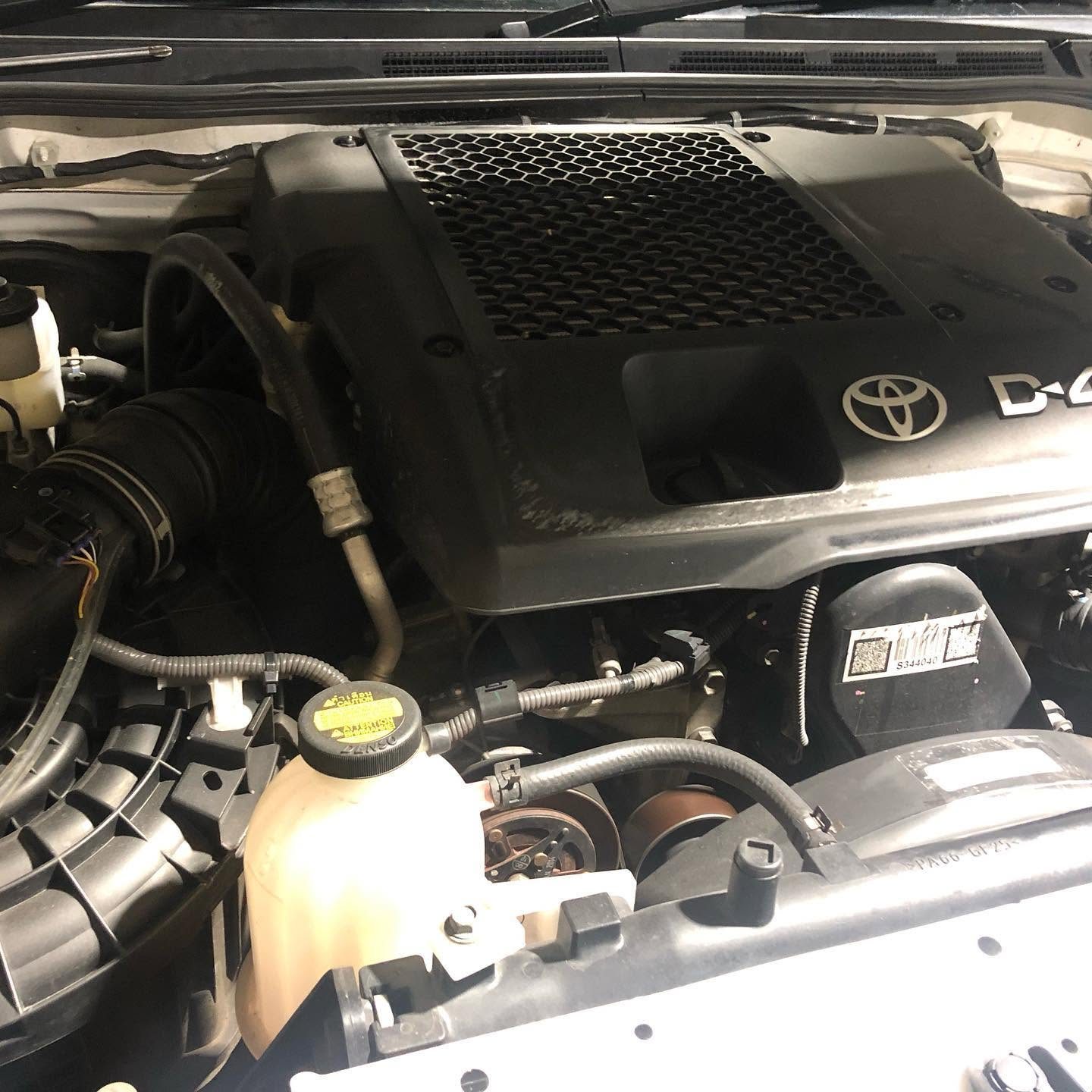 トヨタ ハイラックス(ディーゼル) 水素ガスエンジンカーボンクリーニング 施工中(出張施工)|有限会社ケースタイル 旭川