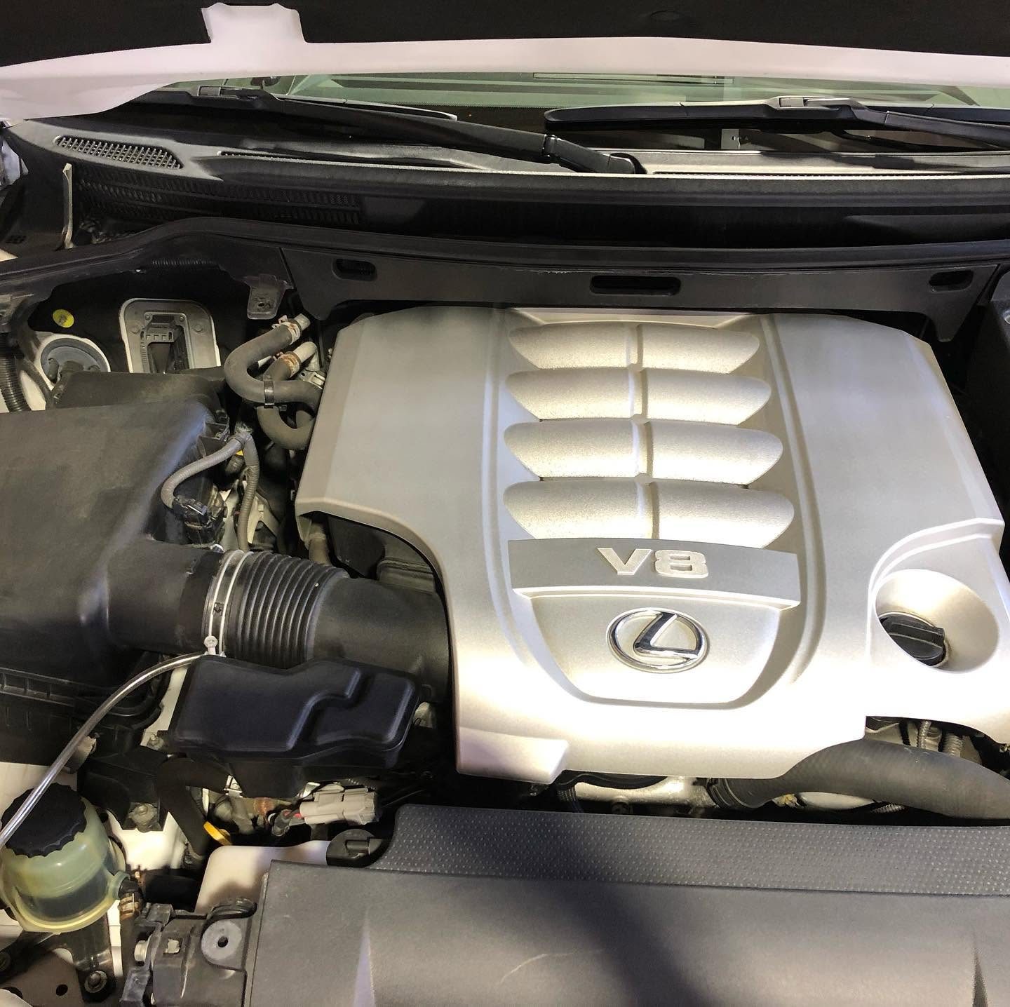 レクサス LX570 水素ガスエンジンカーボンクリーニング 施工中（旭川市の当店で施工）｜有限会社ケースタイル 旭川
