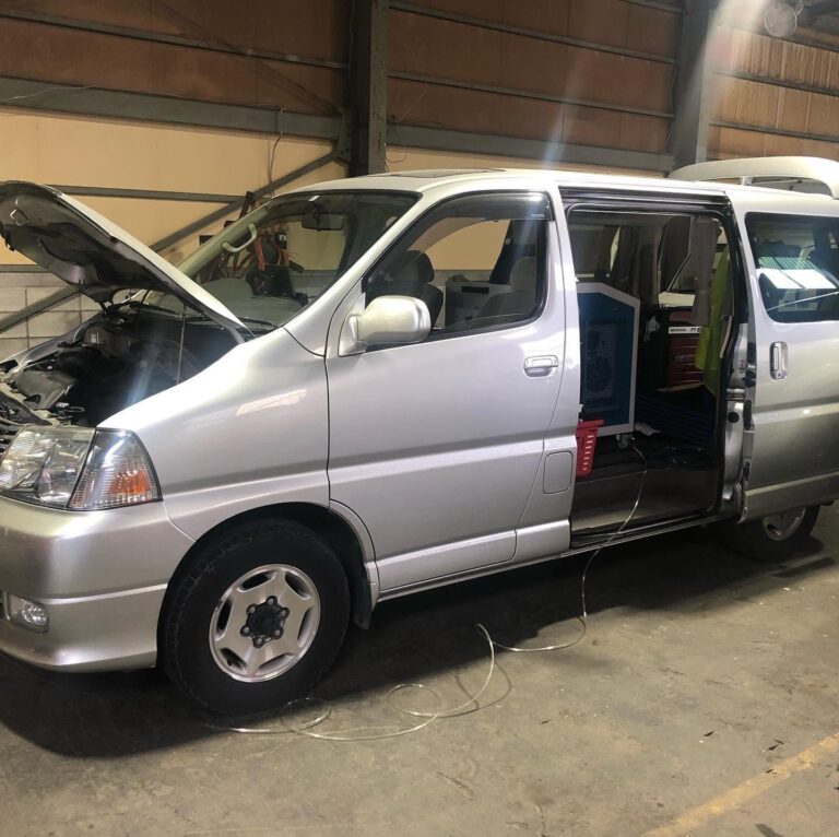 トヨタ グランドハイエース 水素ガスエンジンカーボンクリーニング 施工中（旭川市の当店で施工）｜有限会社ケースタイル 旭川