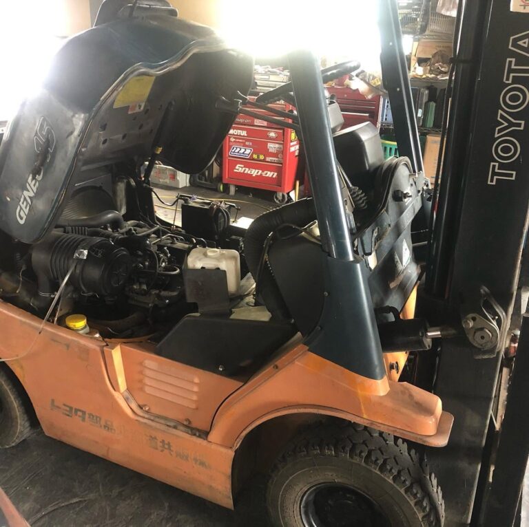 トヨタ フォークリフト 水素ガスエンジンカーボンクリーニング 施工中（出張施工）｜有限会社ケースタイル 旭川