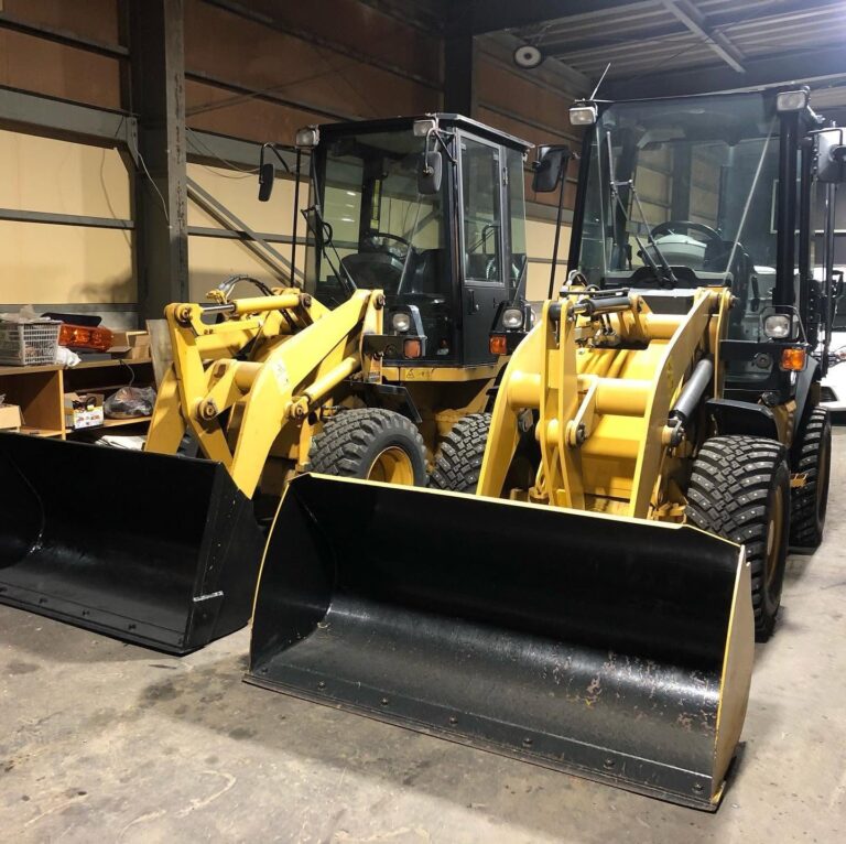 コマツ ホイールローダー 2台 水素ガスエンジンカーボンクリーニング 施工中（工場内で施工）｜有限会社ケースタイル 旭川