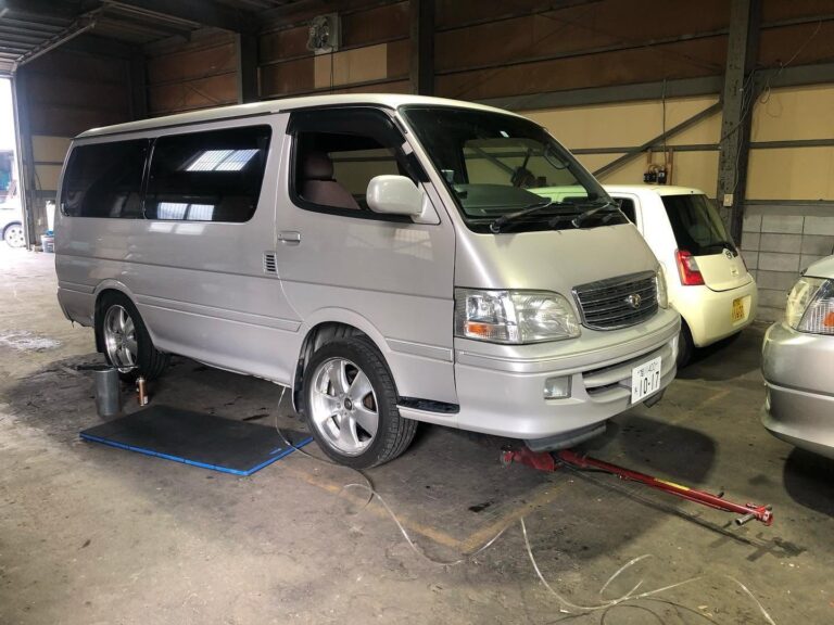 トヨタ グランドハイエース（白） 水素ガスエンジンカーボンクリーニング 施工中（出張施工）｜有限会社ケースタイル 旭川