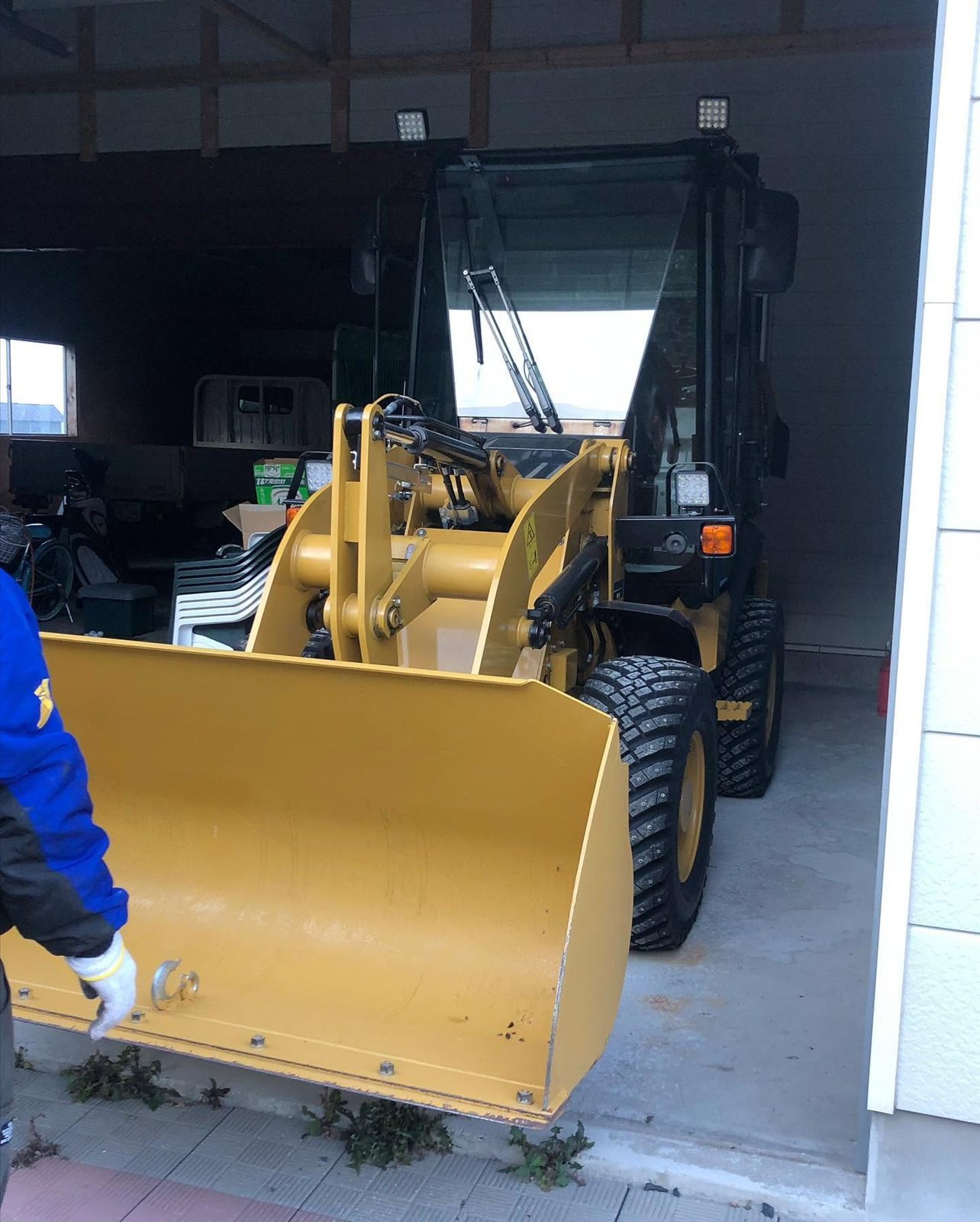 コマツ ホイールローダー（除雪用） 水素ガスエンジンカーボンクリーニング 施工中（工場内で施工）｜有限会社ケースタイル 旭川