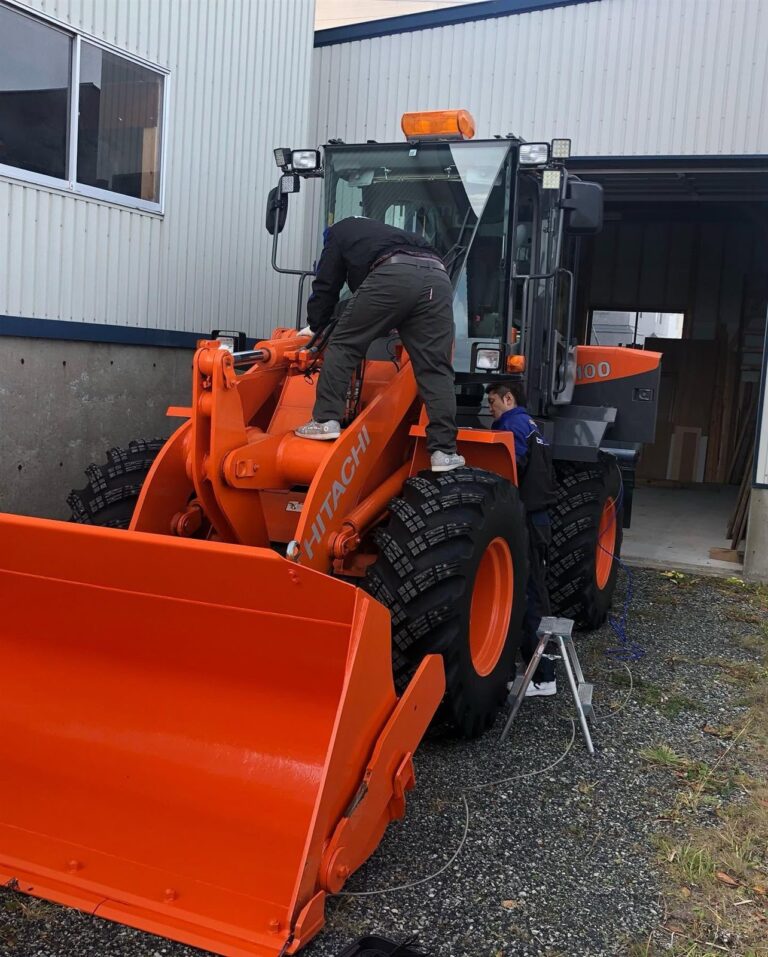 日立 ホイールローダー（出張施工） 水素ガスエンジンカーボンクリーニング 施工中（出張施工）｜有限会社ケースタイル 旭川
