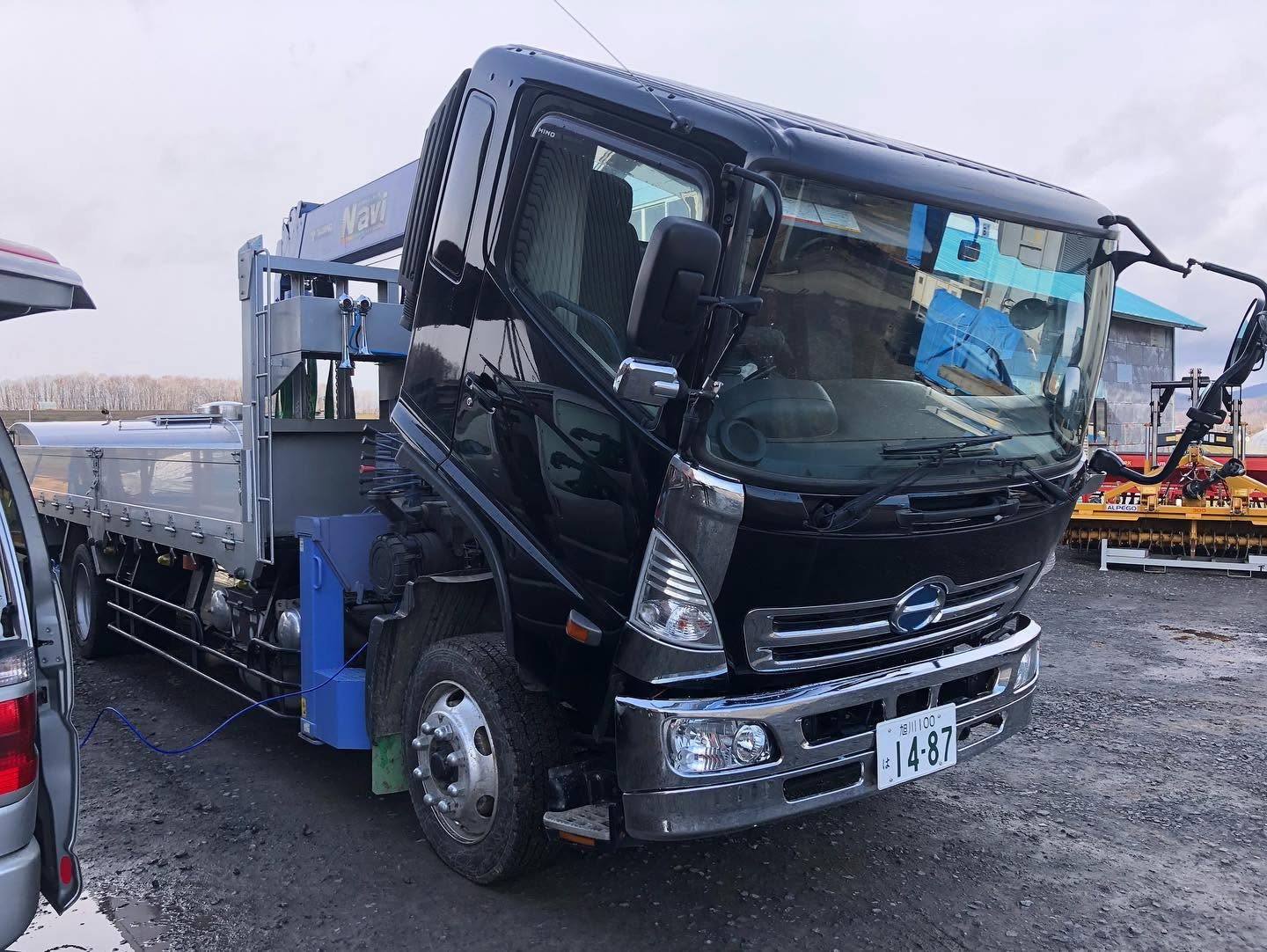 日野 レンジャー クレーン付き 水素ガスエンジンカーボンクリーニング 施工中（出張施工）｜有限会社ケースタイル 旭川