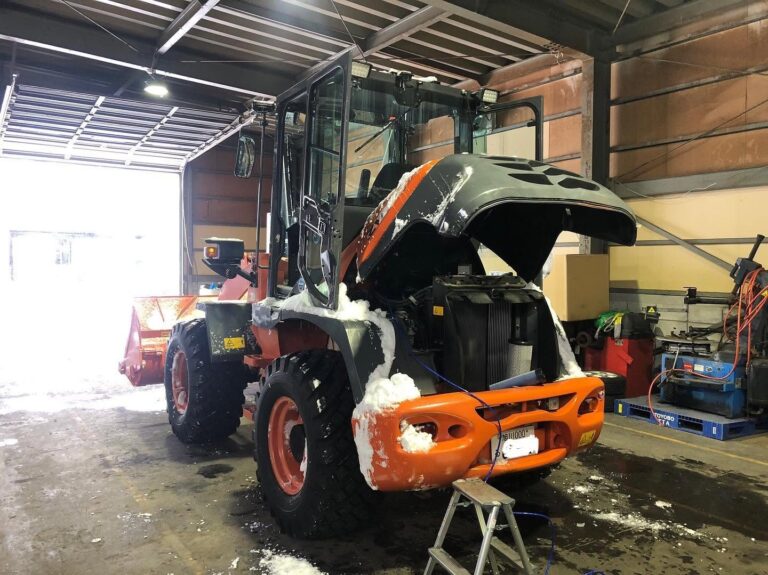 日立 ホイールローダー（除雪・冬季） 水素ガスエンジンカーボンクリーニング 施工中（工場内で施工）｜有限会社ケースタイル 旭川