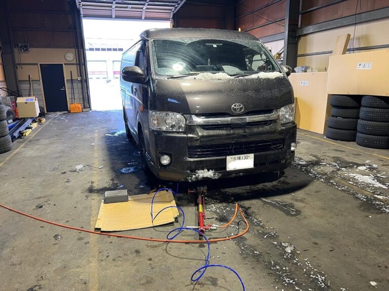 トヨタ ハイエース（屋内施工） 水素ガスエンジンカーボンクリーニング 施工中（工場内で施工）｜有限会社ケースタイル 旭川