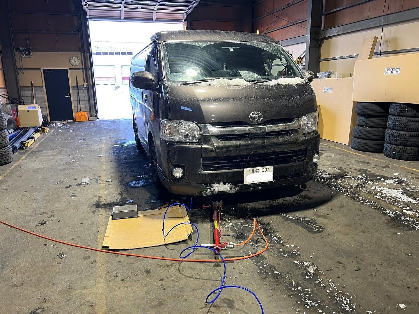 トヨタ ハイエース（屋内施工） 水素ガスエンジンカーボンクリーニング 施工中（工場内で施工）｜有限会社ケースタイル 旭川