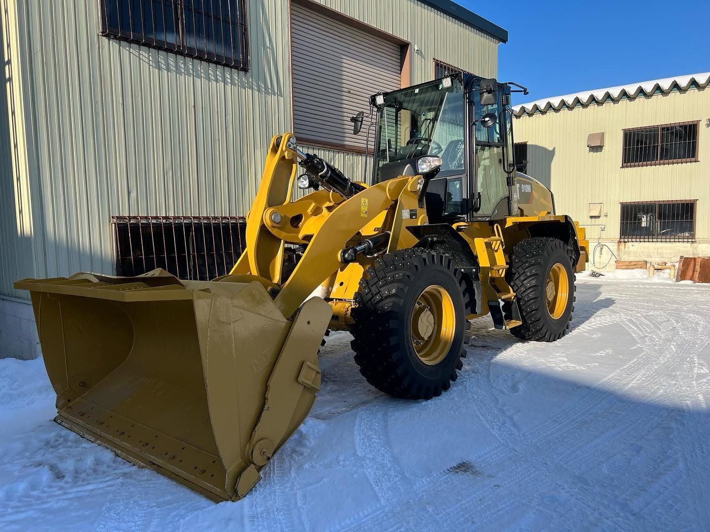 CAT 910M ホイールローダー 水素ガスエンジンカーボンクリーニング 施工中（出張施工）｜有限会社ケースタイル 旭川