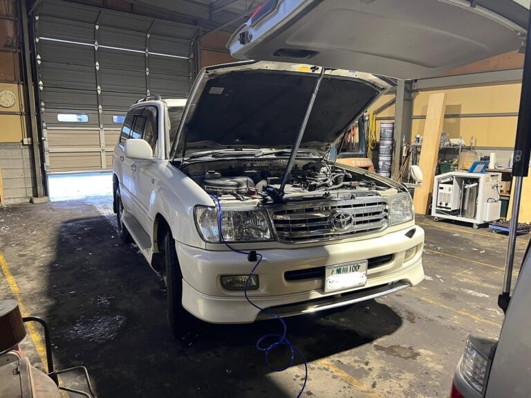トヨタ ランドクルーザー100（冬季・屋内） 水素ガスエンジンカーボンクリーニング 施工中（工場内で施工）｜有限会社ケースタイル 旭川