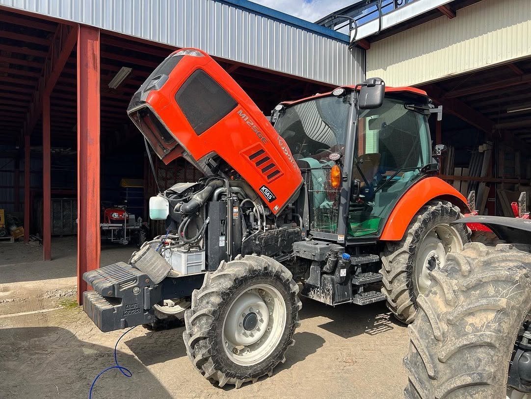 クボタ トラクター（M7） 水素ガスエンジンカーボンクリーニング 施工中（出張施工）｜有限会社ケースタイル 旭川