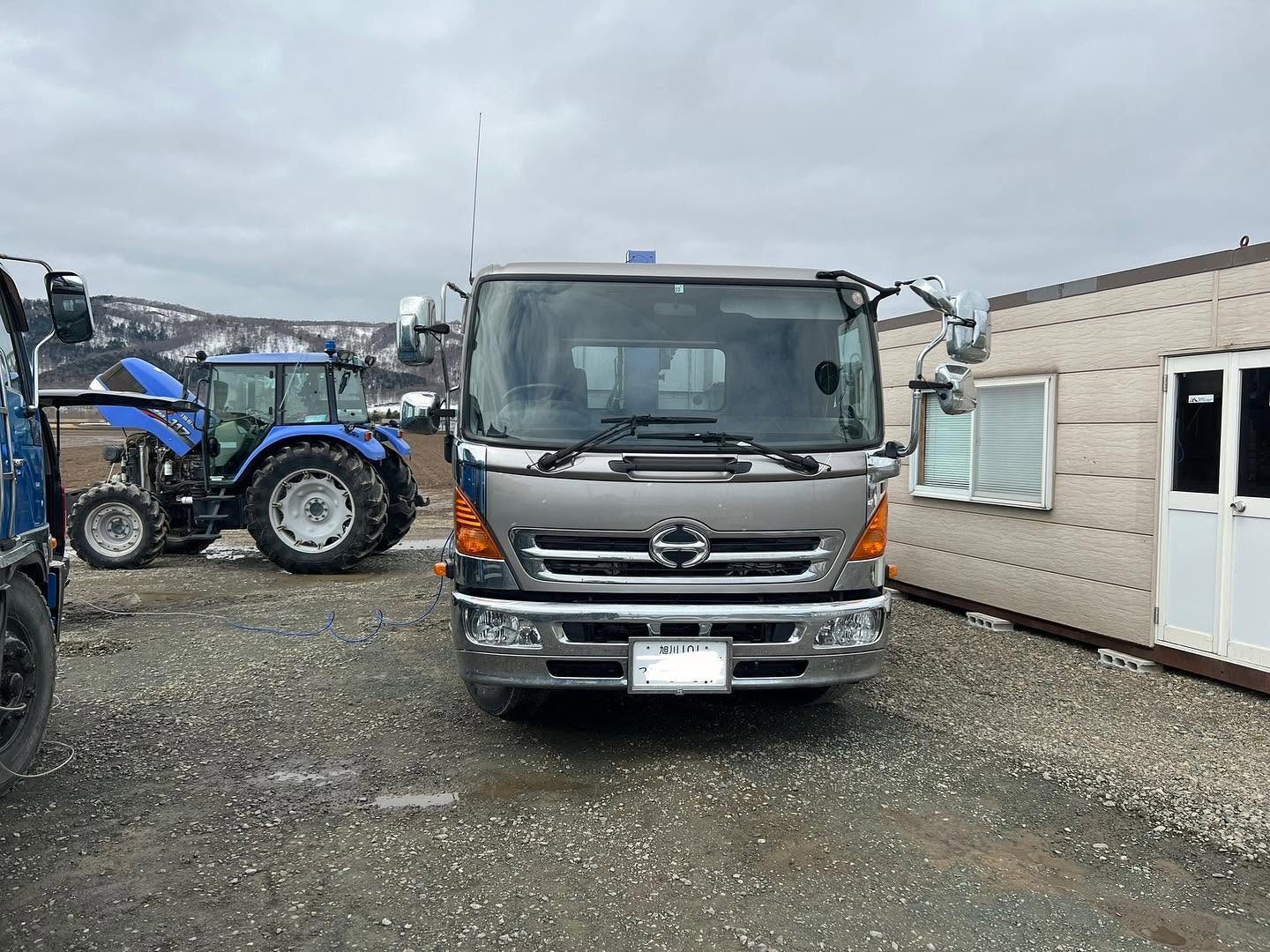 日野 レンジャー(農場) 水素ガスエンジンカーボンクリーニング 施工中(出張施工)|有限会社ケースタイル 旭川