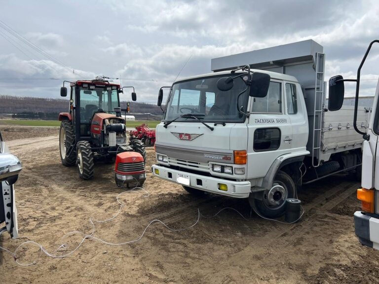 農業法人の中型トラック 複数台一括施工 水素ガスエンジンカーボンクリーニング 施工中（出張施工）｜有限会社ケースタイル 旭川