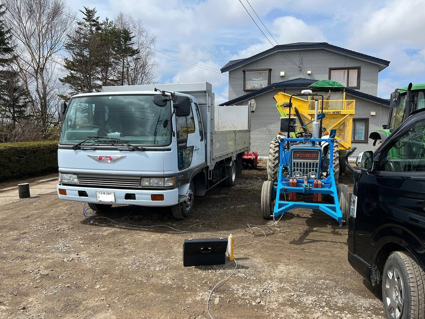 農業法人の中型トラック 複数台一括施工 水素ガスエンジンカーボンクリーニング 施工中（出張施工）｜有限会社ケースタイル 旭川