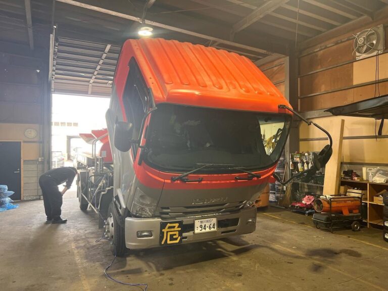中型トラック（危険物運搬車・キャブチルト） 水素ガスエンジンカーボンクリーニング 施工中（旭川市の当店で施工）｜有限会社ケースタイル 旭川