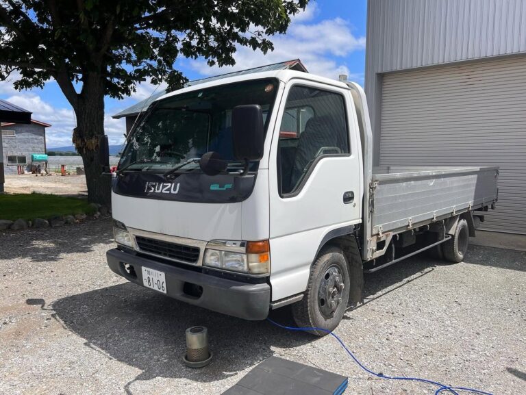 いすゞ エルフ 平ボディ 水素ガスエンジンカーボンクリーニング 施工中（出張施工）｜有限会社ケースタイル 旭川