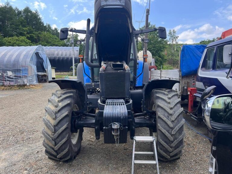 大型トラクター（後方エンジンフード開） 水素ガスエンジンカーボンクリーニング 施工中（出張施工）｜有限会社ケースタイル 旭川