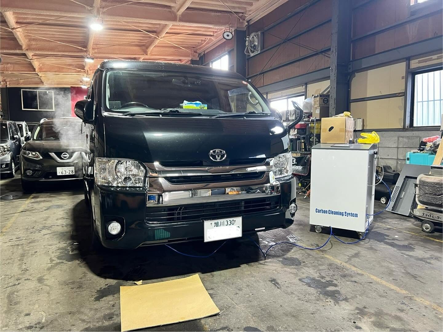 トヨタ ハイエース(黒・当店施工) 水素ガスエンジンカーボンクリーニング 施工中(旭川市の当店で施工)|有限会社ケースタイル 旭川