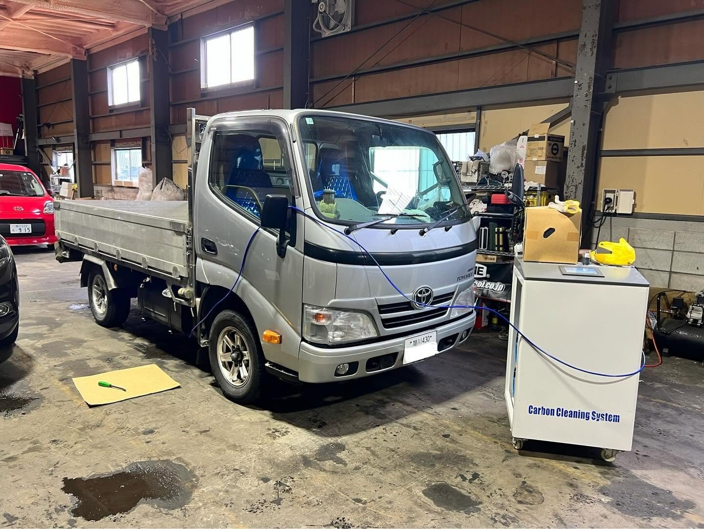 トヨタ ダイナ(当店施工) 水素ガスエンジンカーボンクリーニング 施工中(旭川市の当店で施工)|有限会社ケースタイル 旭川
