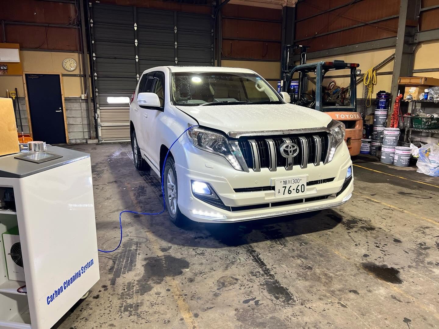 トヨタ ランドクルーザープラド150（白） 水素ガスエンジンカーボンクリーニング 施工中（旭川市の当店で施工）｜有限会社ケースタイル 旭川