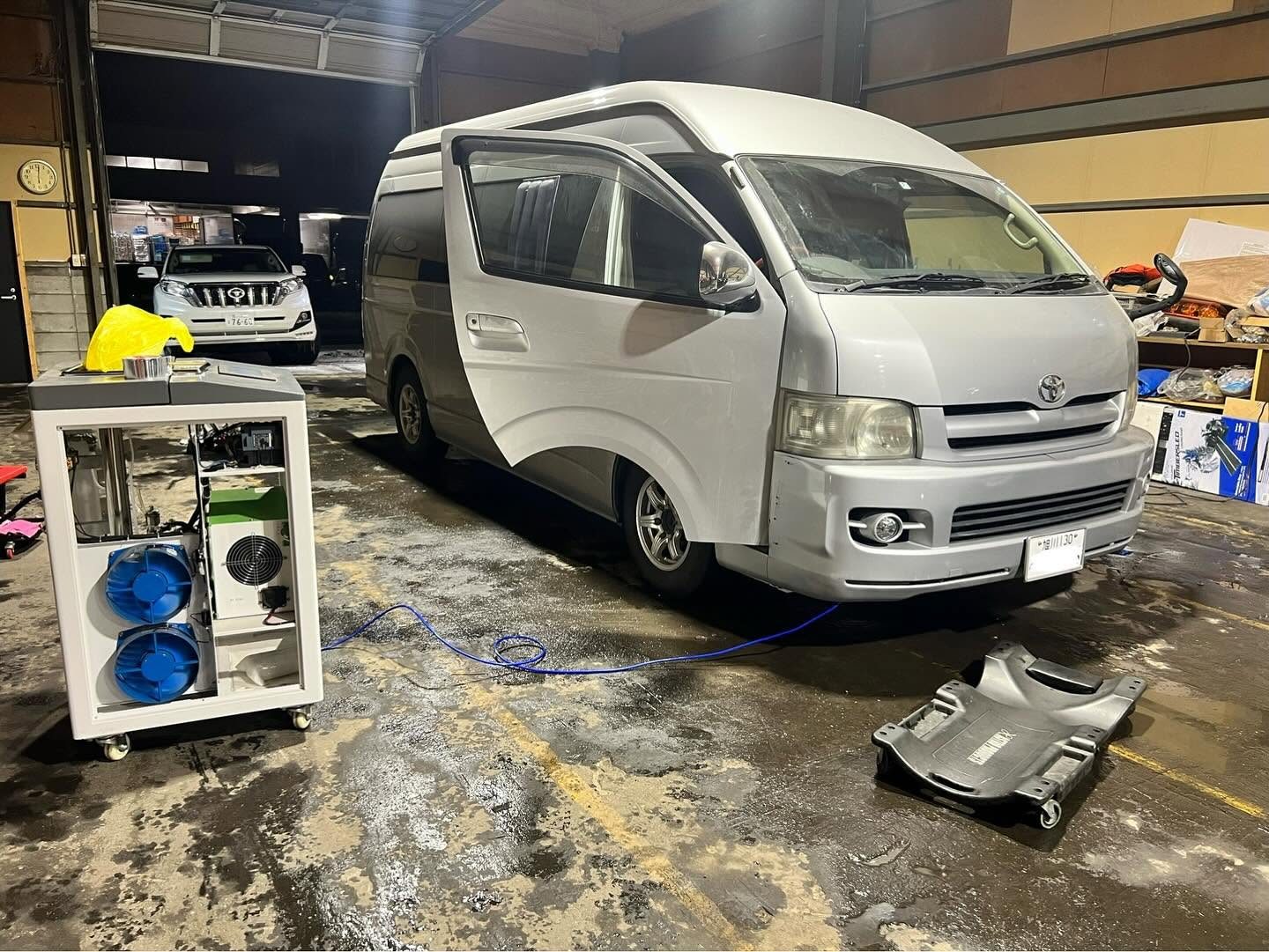 トヨタ ハイエース（シルバー・当店施工） 水素ガスエンジンカーボンクリーニング 施工中（旭川市の当店で施工）｜有限会社ケースタイル 旭川