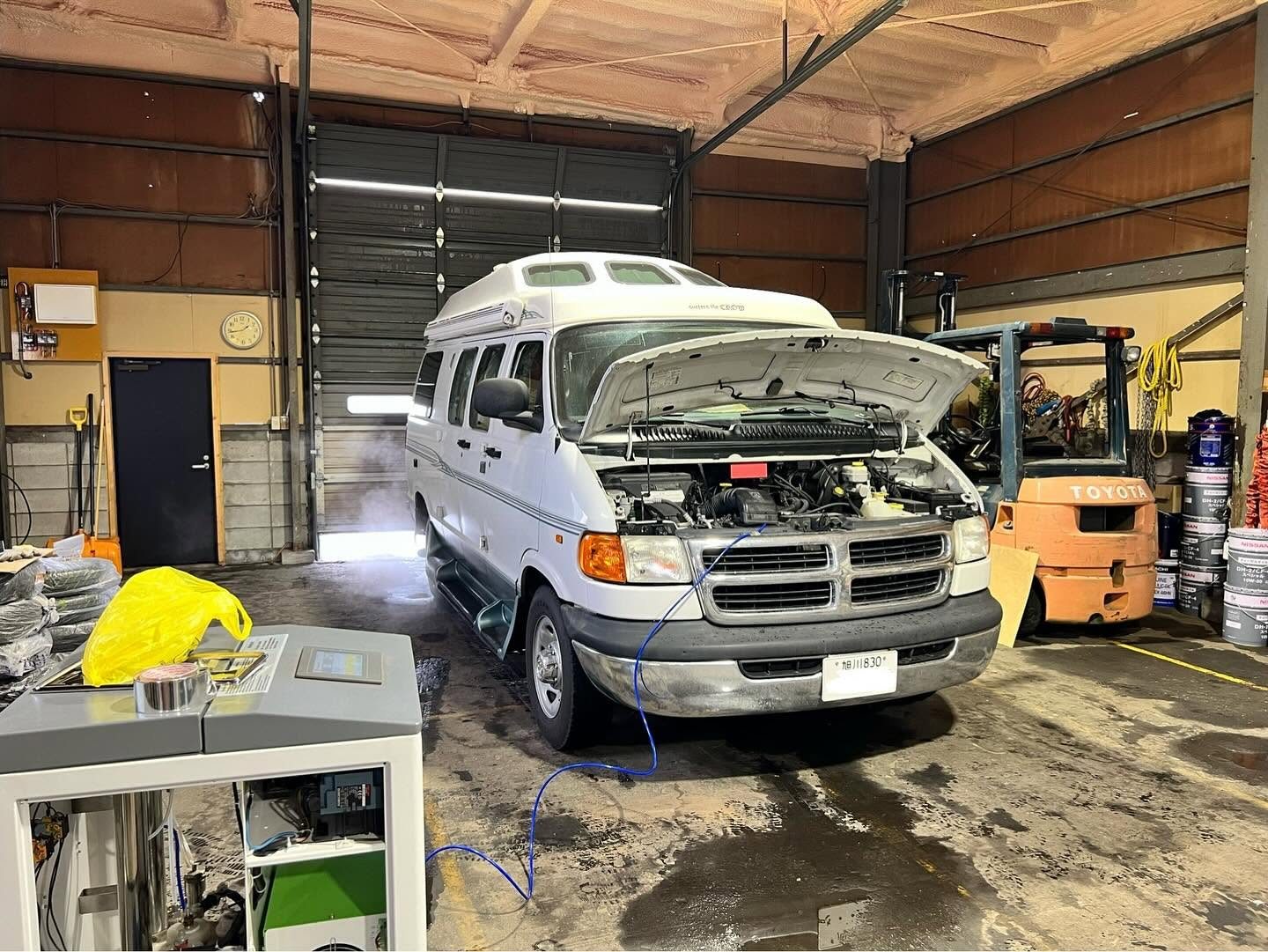 ダッジ ラムバン 水素ガスエンジンカーボンクリーニング 施工中（工場内で施工）｜有限会社ケースタイル 旭川