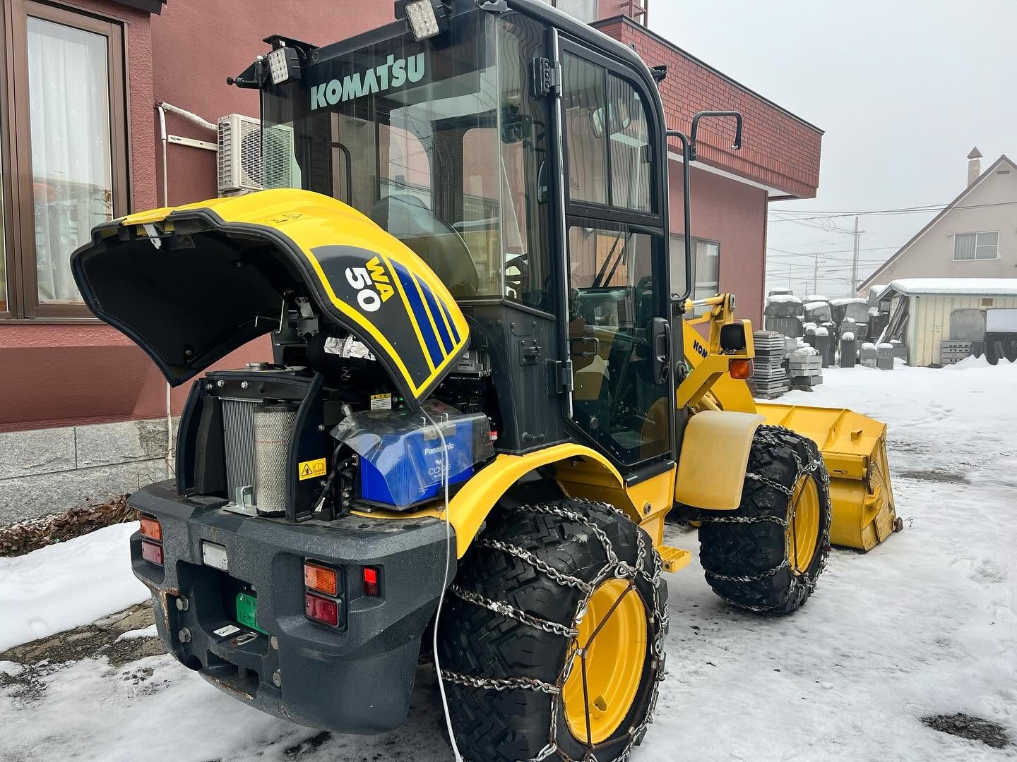 コマツ ホイールローダー(雪中・エンジンフード開) 水素ガスエンジンカーボンクリーニング 施工中(出張施工)|有限会社ケースタイル 旭川