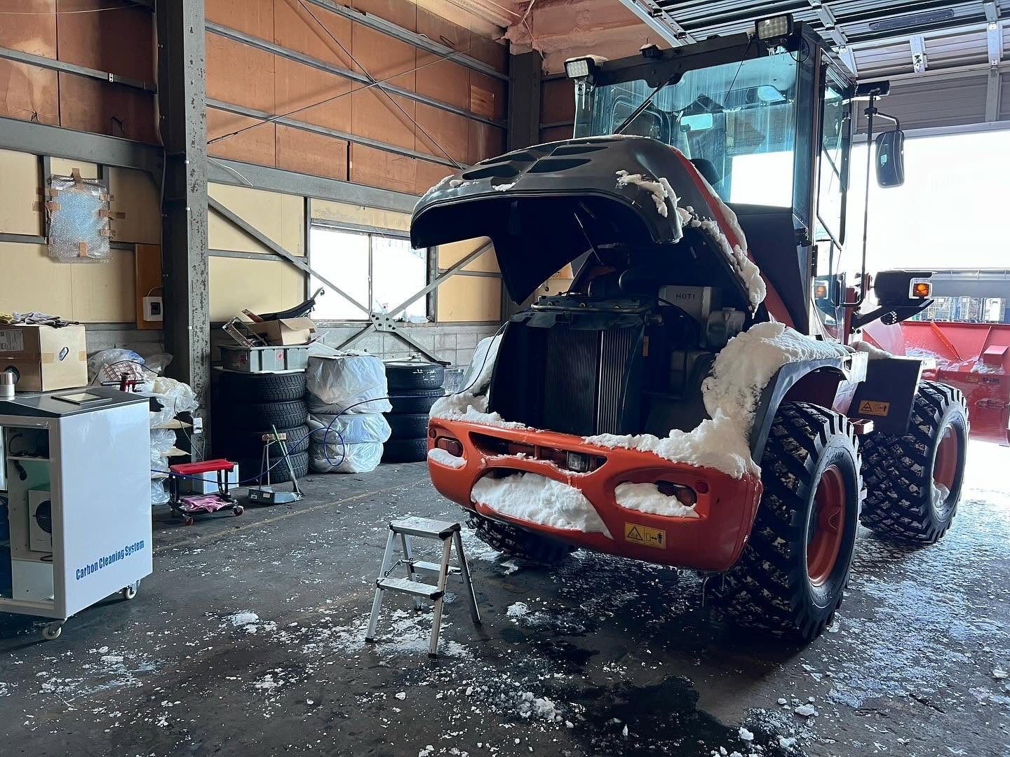 日立 ホイールローダー（除雪・屋内施工） 水素ガスエンジンカーボンクリーニング 施工中（工場内で施工）｜有限会社ケースタイル 旭川